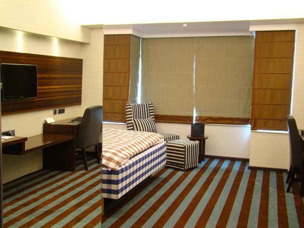 Hotel The Madison Nuova Delhi Esterno foto