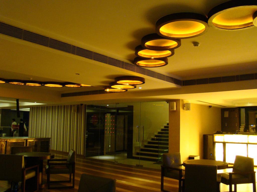 Hotel The Madison Nuova Delhi Esterno foto