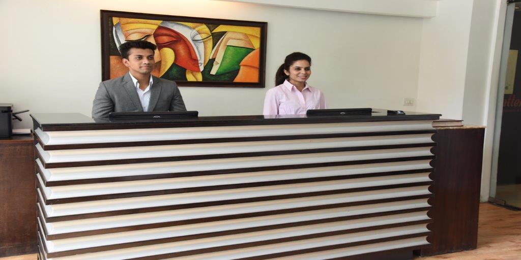 Hotel The Madison Nuova Delhi Esterno foto