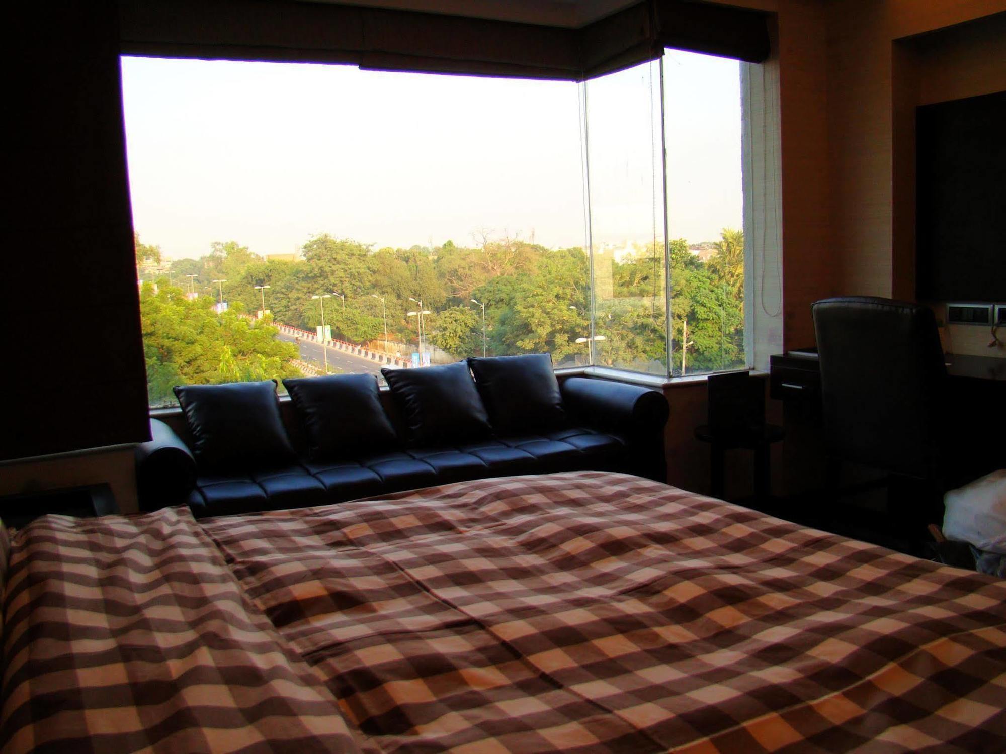 Hotel The Madison Nuova Delhi Esterno foto