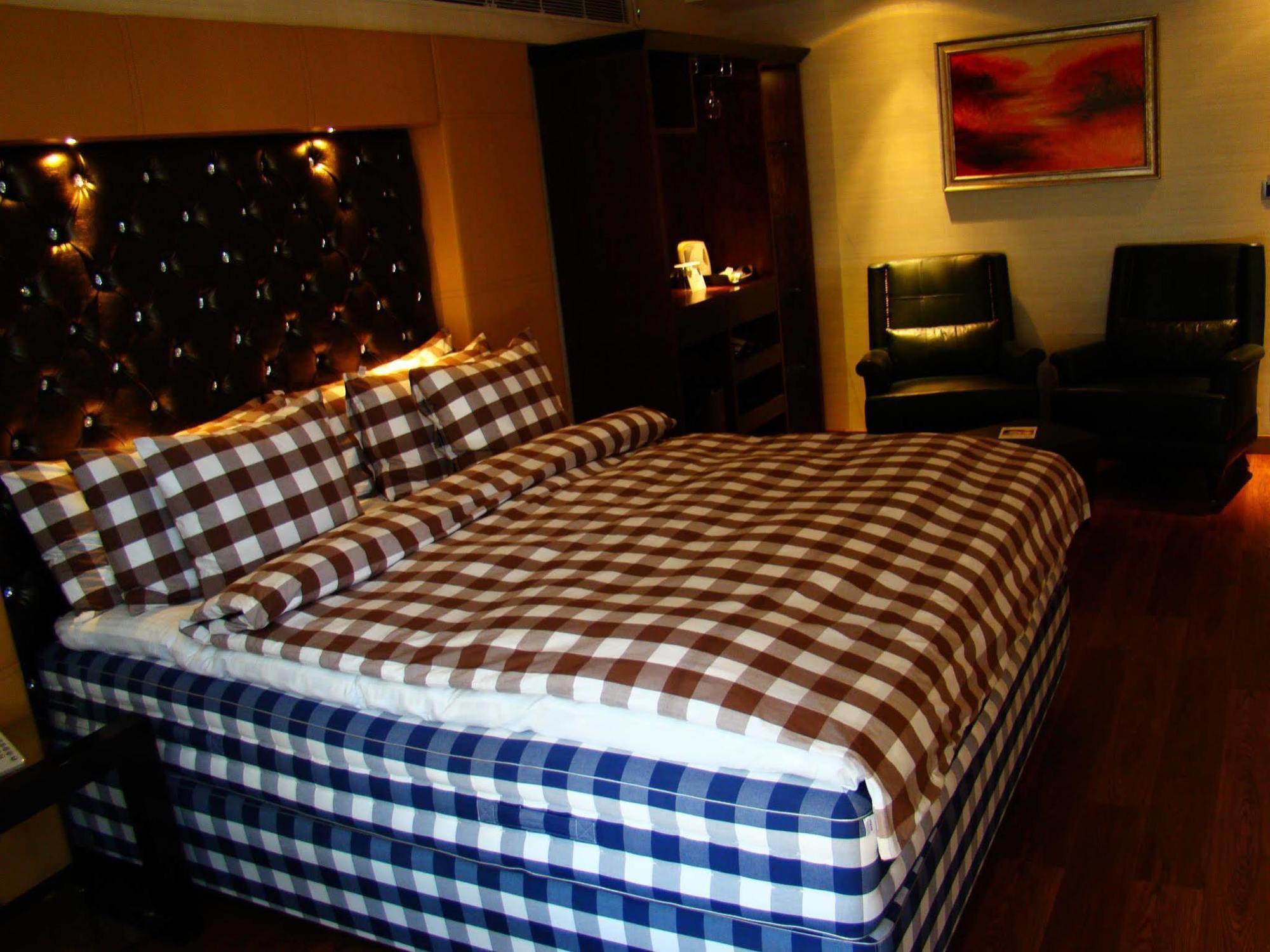 Hotel The Madison Nuova Delhi Esterno foto